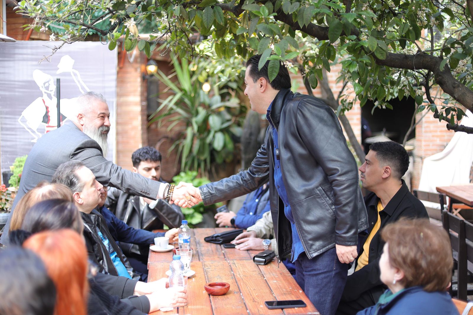 “Pronat e shqiptarëve nuk do shkojnë më tek shokët e Ramës”, Basha me pronarët tek Pazari i Ri në Tiranë: Ku është e…