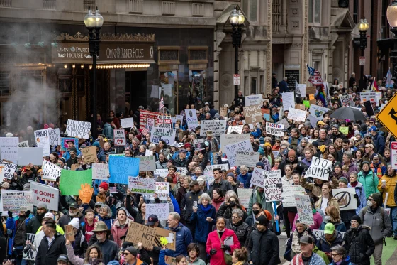 Protesta kundër Trump në SHBA, mijëra njerëz në rrugë për emigrantët dhe pushimet nga puna
