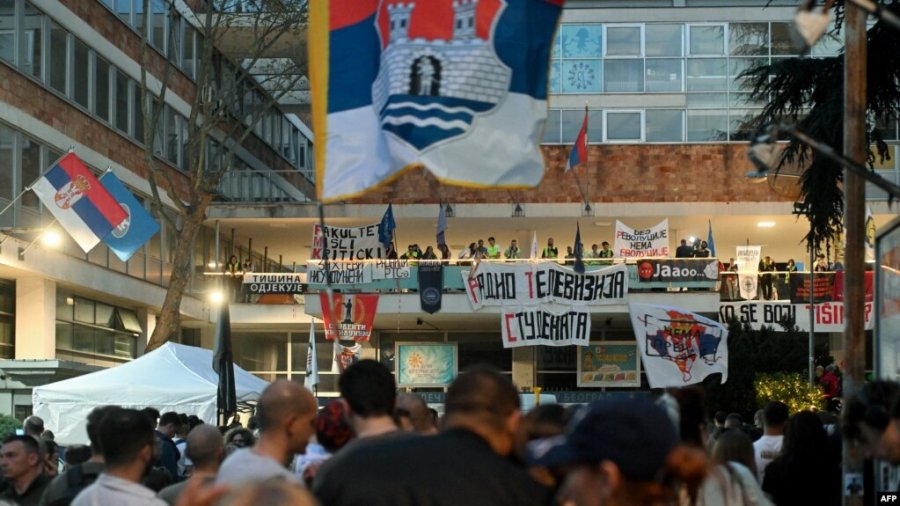 Protesta në Beograd: Studentët bllokojnë RTS-në për të tetën ditë radhazi