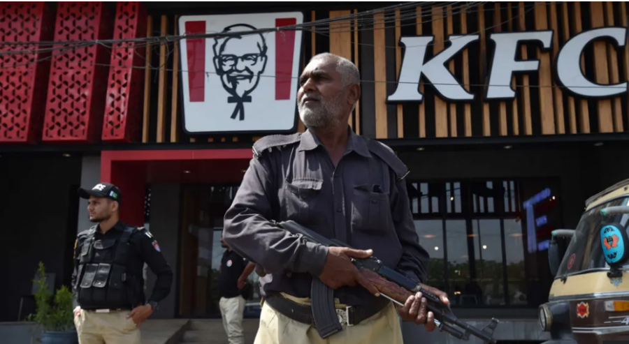 Protesta në Pakistan kundër zinxhirit të ushqimit të shpejtë KFC, një i vdekur dhe dhjetëra të arrestuar pas dhunës së nxitur nga lufta në Gaza