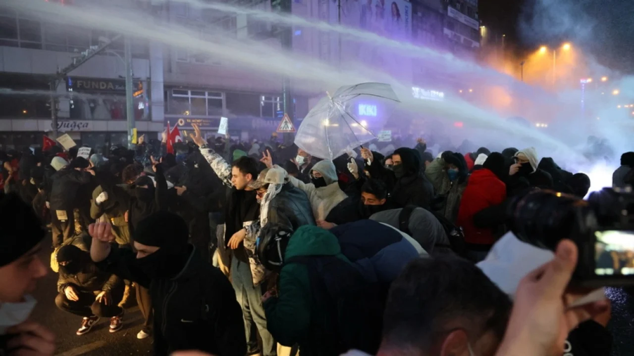 Protestat për Imamoglu në Turqi/ U arrestuan dhe u mbajtën në qeli, gjykata urdhëron lirimin e 107 studentëve