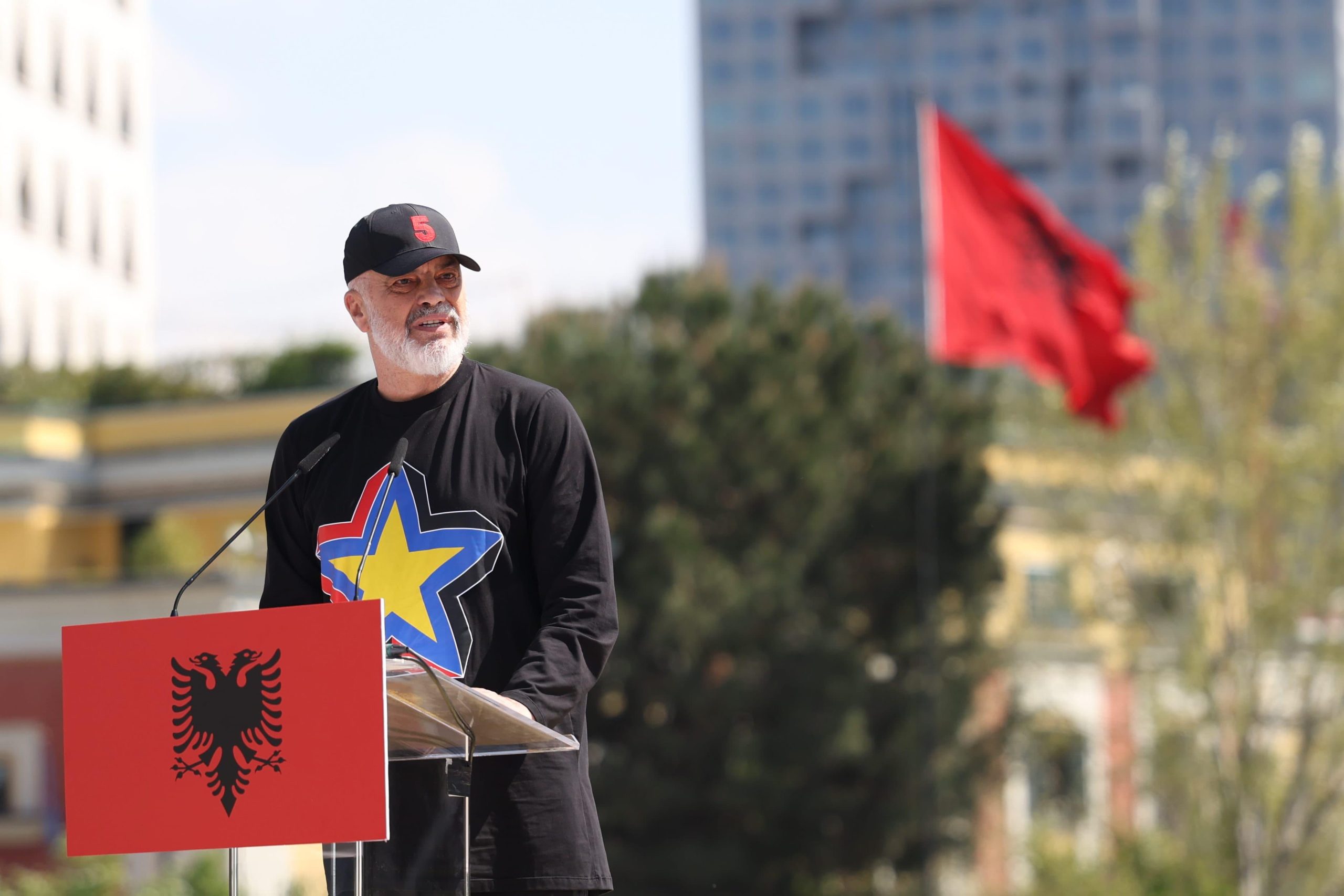 PS hap fushatën në sheshin “Skënderbej” me këngë e valle, Rama: Në 2030 jemi anëtar të BE