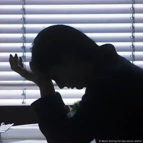 Pse gjithnjë e më shumë të rinj kanë dhimbje koke?