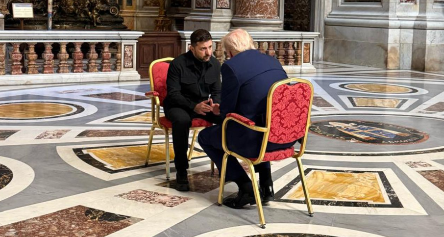 Publikohet fotoja/ Takimi në Vatikan, Tump-Zelensky përballë njëri-tjetrit