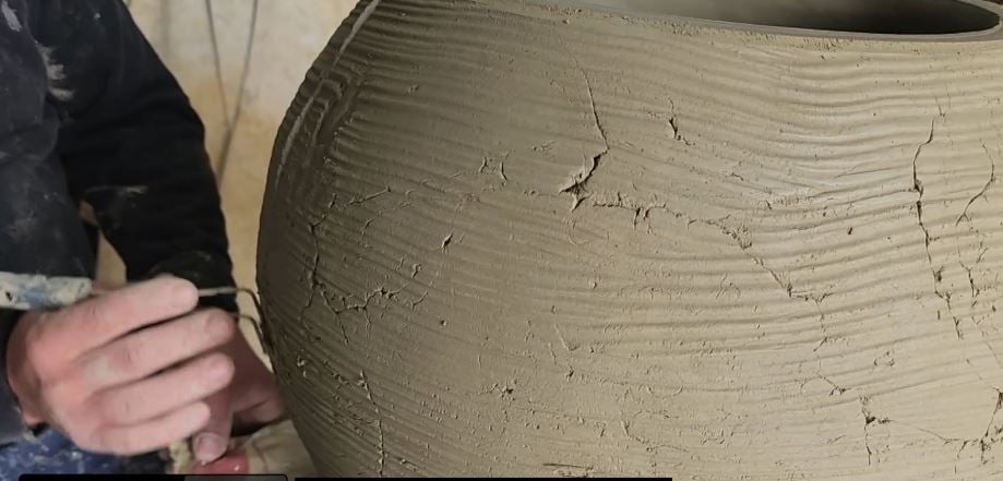 Punimet me argjilë/ Dikur emigrant në Itali, tani një nga furnizuesit më të mëdhenj të vazove