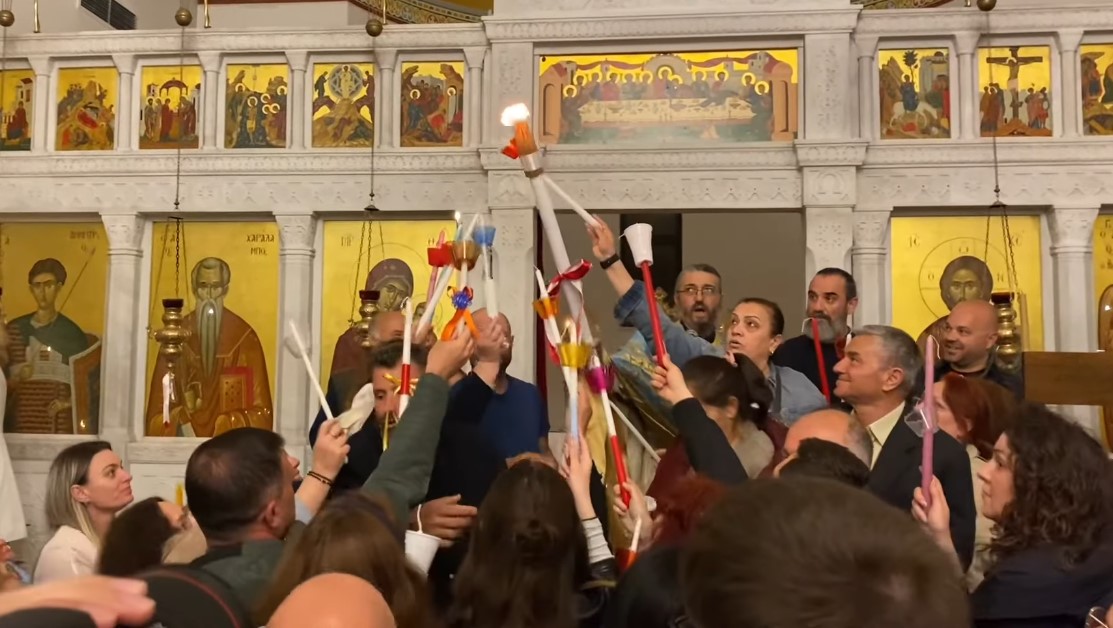 Qindra besimtarë në Sarandë kremtojnë Ringjalljen e Krishtit – VIDEO