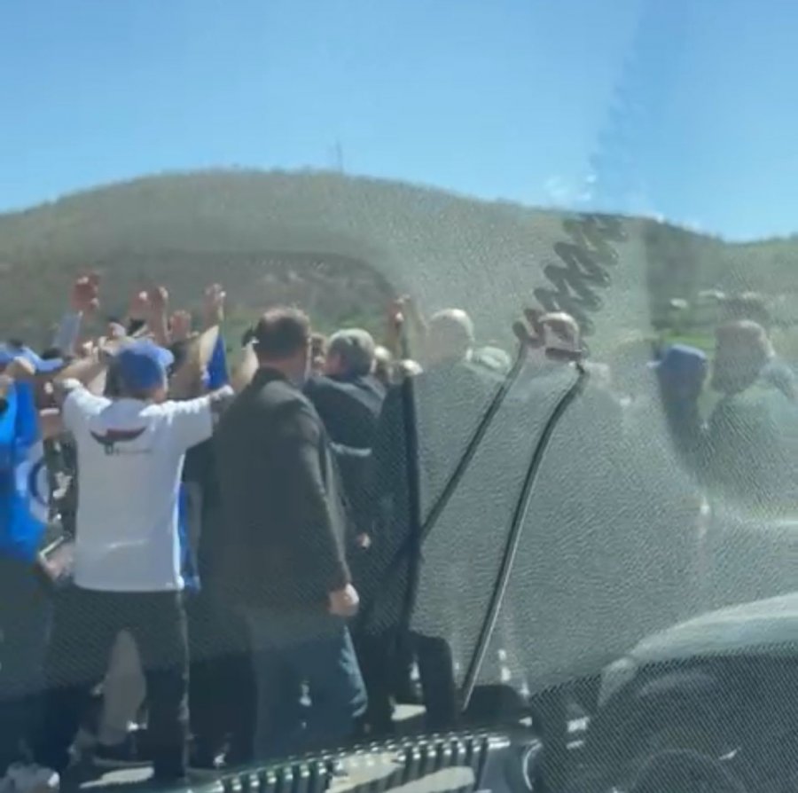 Qindra qytetarë dalin e presin përgjatë rrugës për Dibër, Berisha i ‘surprizon’, zbret nga makina dhe…