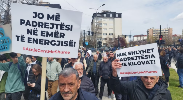 Qytetarët protestojnë në Prishtinë kundër vendimit për shtrenjtimin e energjisë elektrike