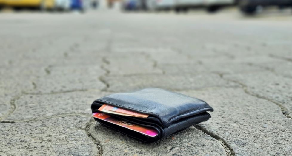 Qytetari nga Shtimja dorëzon në polici një portofol të gjetur me dokumente dhe para