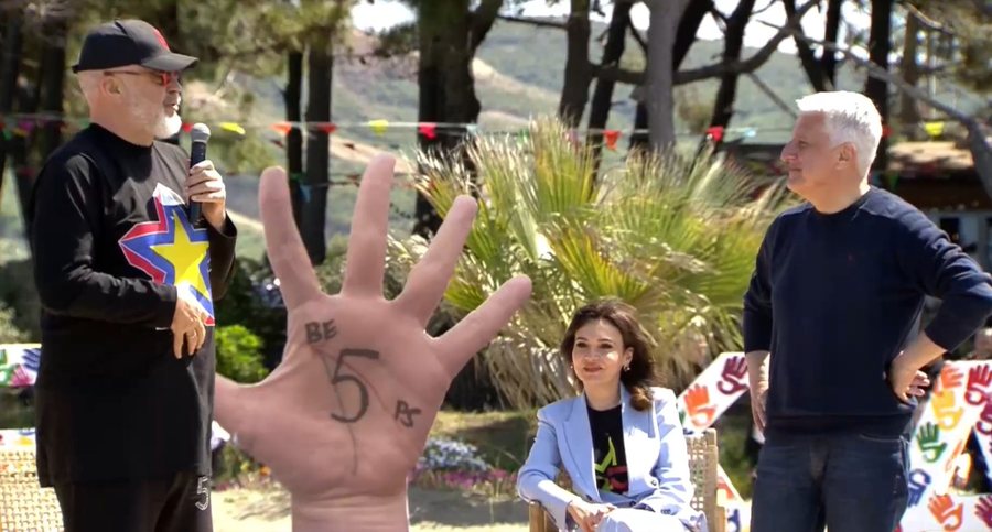 Rama batuta me Majkon në plazh