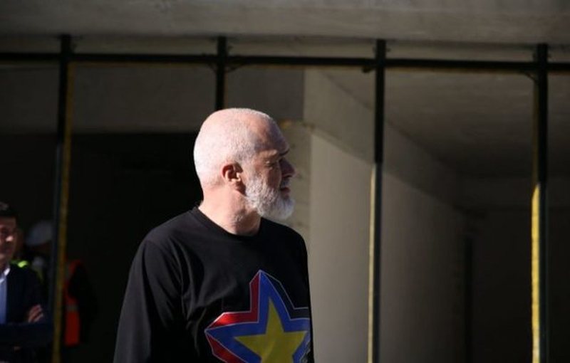 Rama, batuta me projektuesit e “Polit të Dijes” në Korçë: Pastroni cepat e kollonave, se aty dallon BE-ja me Ballkanin