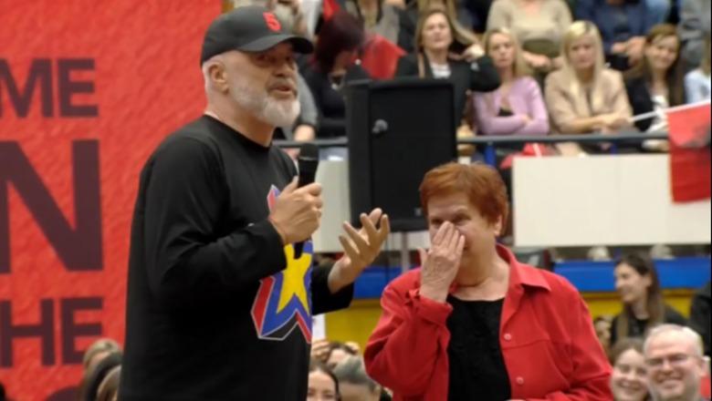 Rama fton anëtaren e vjetër të PS në Elbasan, ajo përlotet në skenë