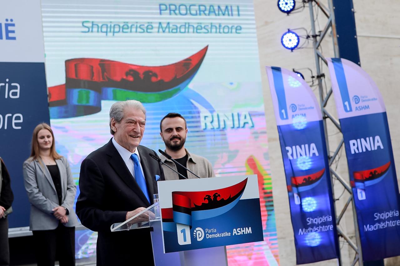 ‘Rama, meme e gjallë’, Berisha me të rinjtë: Përcilleni në banesën e fundit diktaturën e re