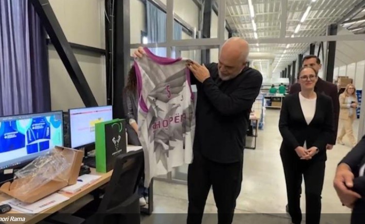 Rama merr dhuratë një fanellë me numrin 5: Me hyrjen në BE, ndryshojnë menjëherë edhe pagat