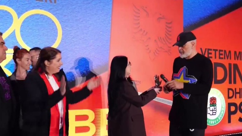 Rama merr dhuratën e veçantë simbolike nga një vajzë në Kashar