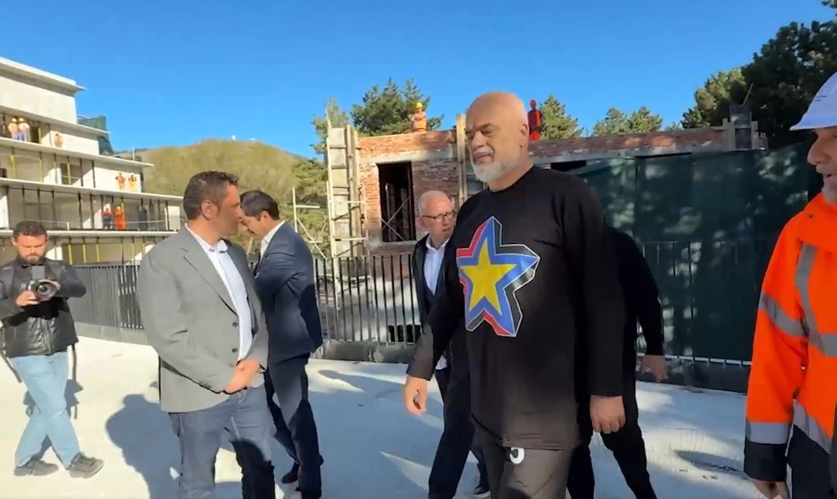 Rama në kampusin universitar në Korçë: Pastroni cepat e kolonave, aty dallon BE-ja me Ballkanin