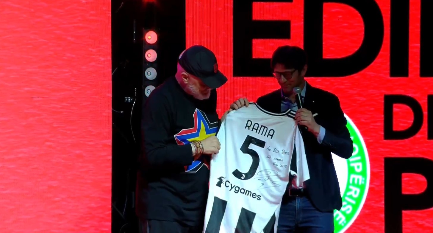 Rama nis takimet me shqiptarët në Milano, i dhurojnë fanellën e Juventuesit me numrin 5