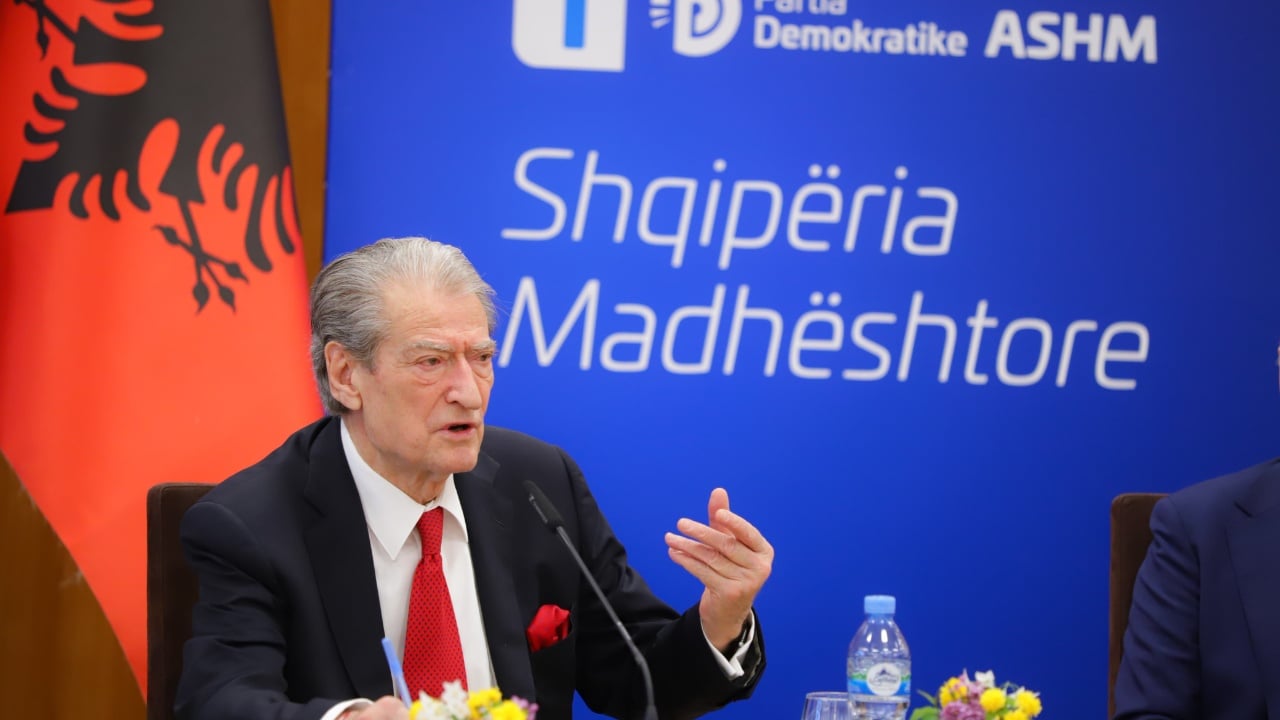 “Rama pranon orë 500 mijë euro dhuratë”, Berisha: Këta janë çmendur pas luksit, po vjedhin me ligj edhe fondet e invalidëve