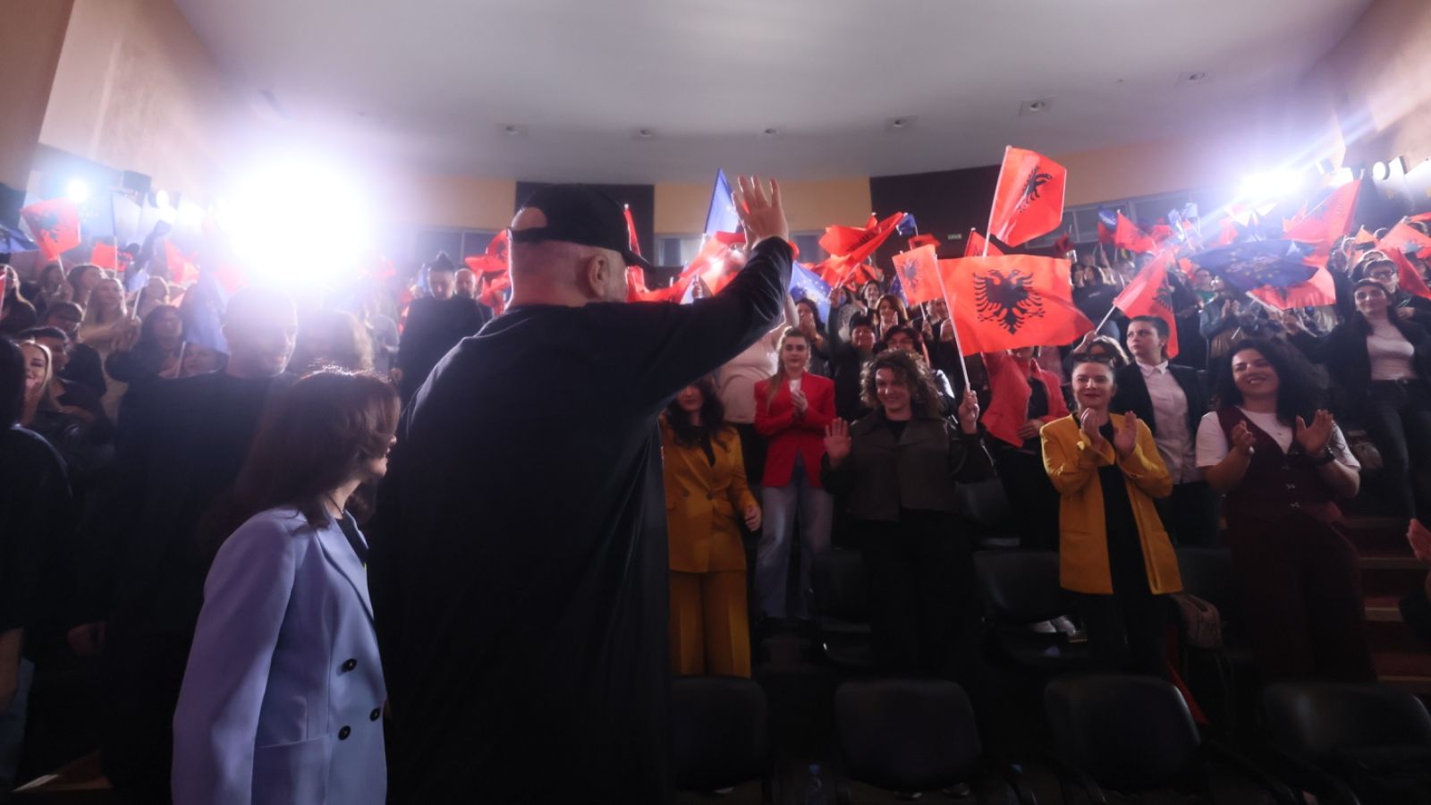 Rama, takim me gratë në Kavajë: Nuk i ofendoj burrat, në PS duhet të bëhen 50 mijë gra dhe vajza