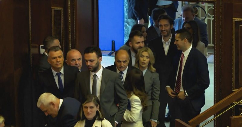 Refuzimi për t’u betuar, a mund të digjen mandatet e deputetëve të Kosovës?