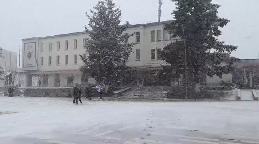 Rënia e temperaturave rikthen reshjet e dëborës në zonat malore të Qarkut Shkodër