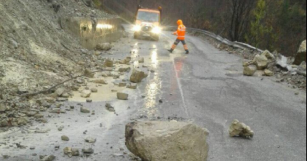 Reshje dëbore në Elbasan dhe Lezhë, gurët dhe dherat bllokojnë aksin Librazhd-Prrenjas