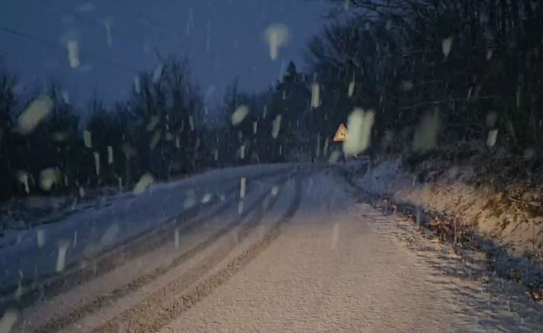 Reshje dëbore në pranverë, probleme me qarkullimin e mjeteve në Rrugën e Arbrit