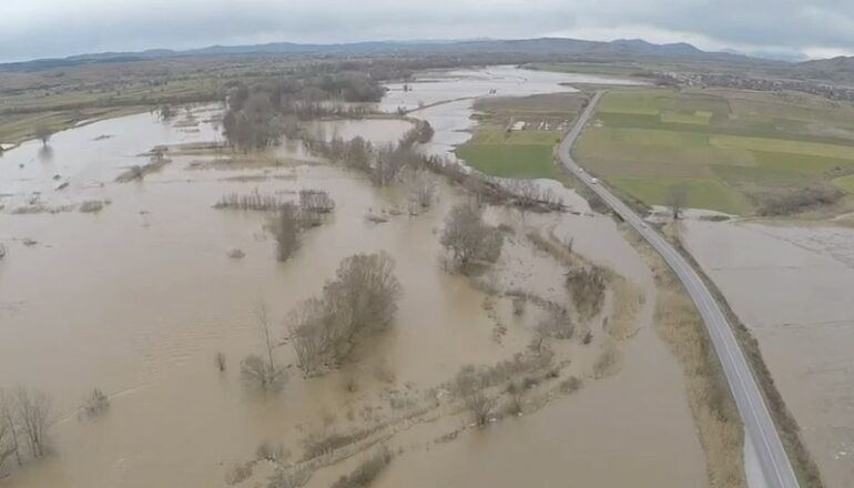 Reshje të dendura shiu/ Del nga shtrati lumi Makrova, përmbytje masive në qytetin e Shkupit