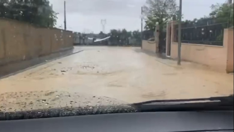 Reshje të dendura shiu në Kurbin, përmbyten disa rrugë të Mamurrasit