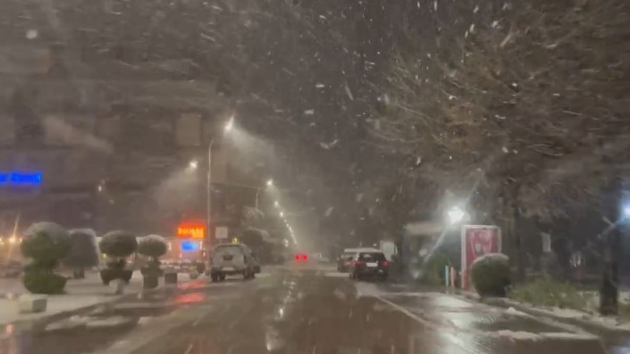 Reshjet e dëborës mbulojnë Korçën, si paraqitet situata në akset kryesore rrugore