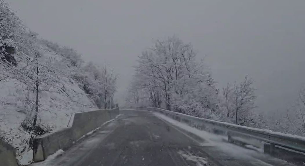 Reshjet e dëborës zbardhin sërish Kukësin