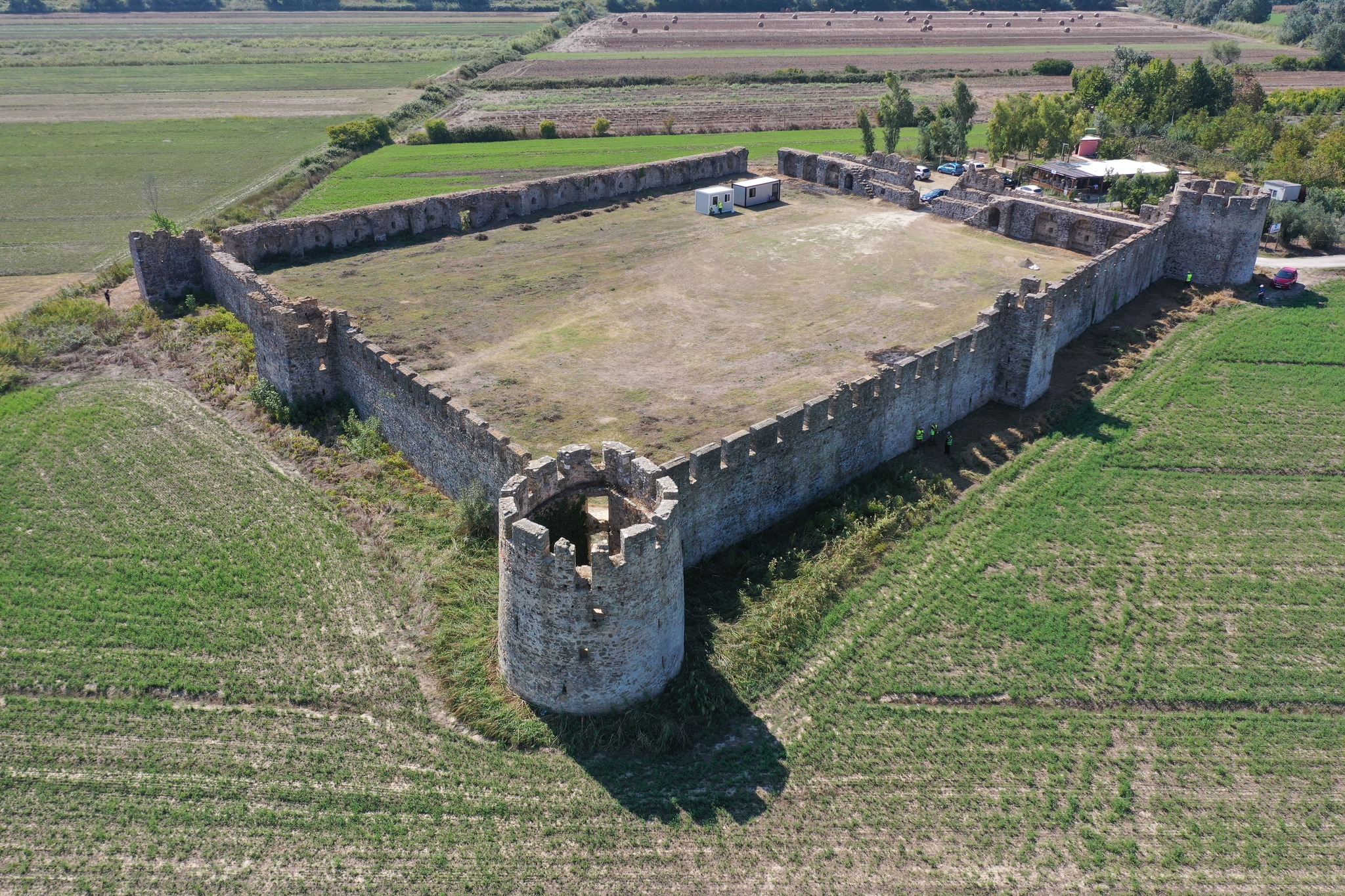 Restaurimi i kalasë së Bashtovës drejt përfundimit, puna ka vijuar me muret, kullat dhe elementët mbrojtës të saj