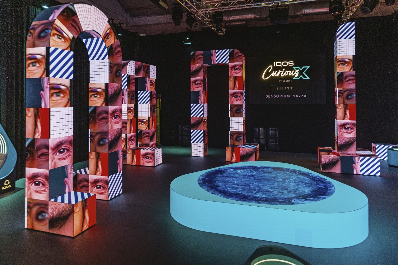 Rikthimi i ‘Piazza-ve’ italiane ku takohet novacioni me dizajnin eksperimental: IQOS dhe SELETTI prezantojnë “Sensorium Piazza” në Milan Design Week