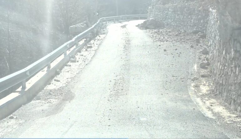 Rrezik për turistët dhe banorët/ Rruga e fshatit turistik të Thethit rrezikon të bllokohet nga gurët e mëdhenj