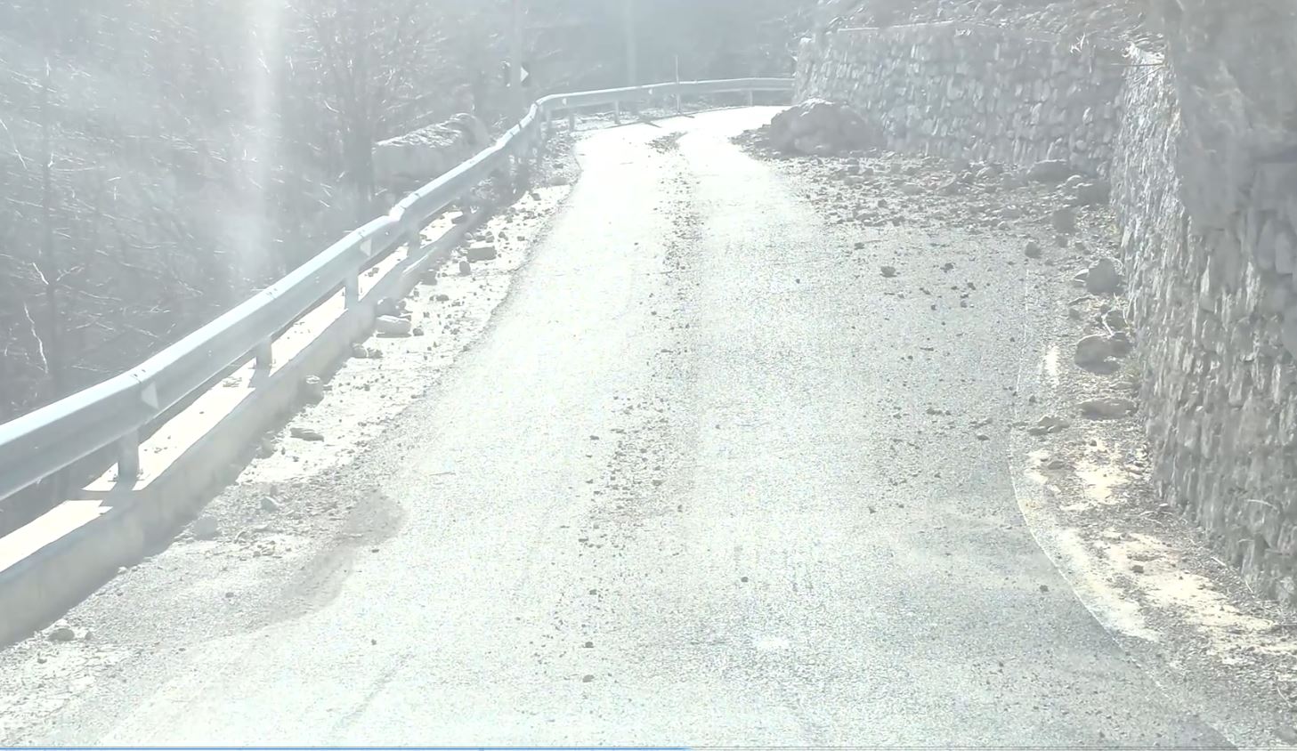 Rruga e fshatit turistik të Thethit në Shkodër rrezikon të bllokohet nga gurët e mëdhenj, që bien çdo ditë në këtë aks