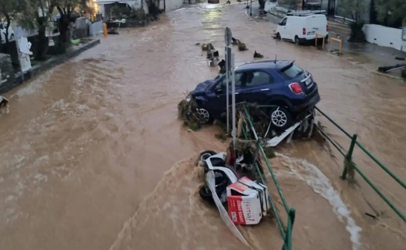 Rrugët shndërrohen në lumenj, makinat “përpihen” nga uji! Pamje apokaliptike nga Greqia, ishujt e famshëm përfshihen nga moti i keq