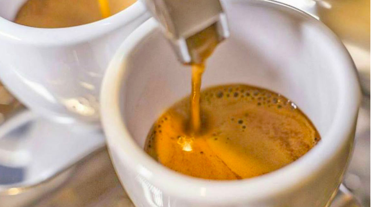 Sa e rrezikshme është për shëndetin të pini kafe me stomakun bosh