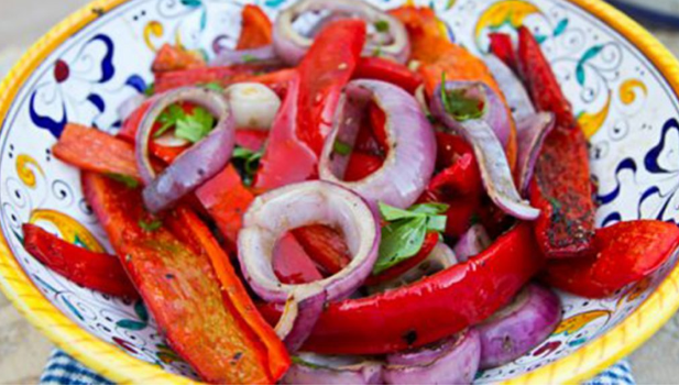 Sa ndikojnë qepa dhe specat në përkeqësimin e simptomave të urthit!