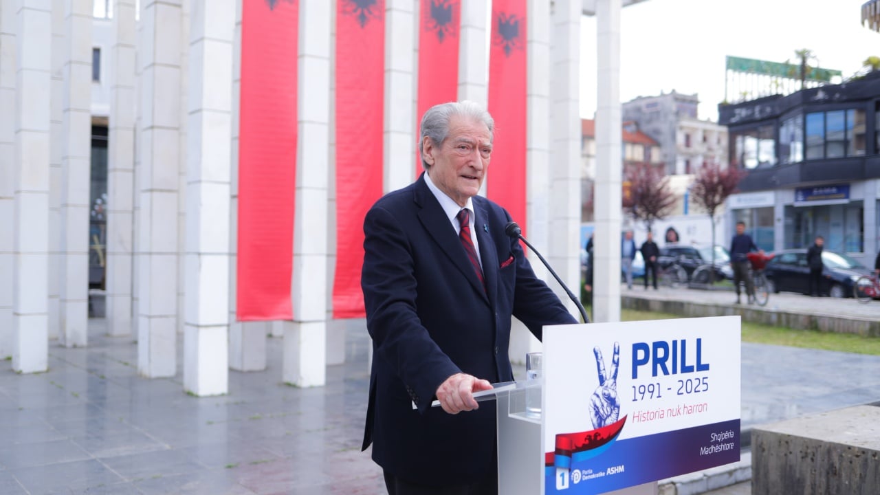 “Sakrifica e tyre, më frymëzuese se kurrë”, Berisha në ceremoninë për nderimin e 4 martirëve në Shkodër: Në 11 maj të kthejmë dritën e lirisë!