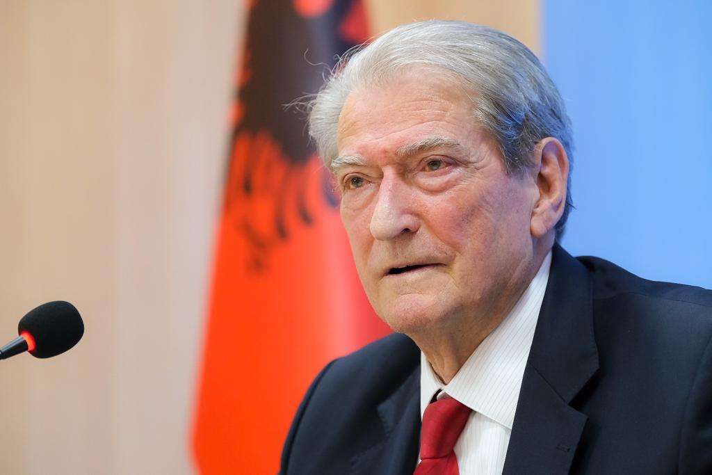 Sali Berisha: Edi Rama në vend që të vazhdonte mëkëmbjen e qytetarëve, nisi grabitjen e pasurive dhe fondeve