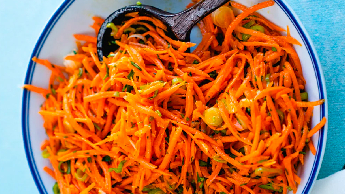 Sallata e Lehtë me Karota dhe Qepë të Njoma – Si ta Përgatisni