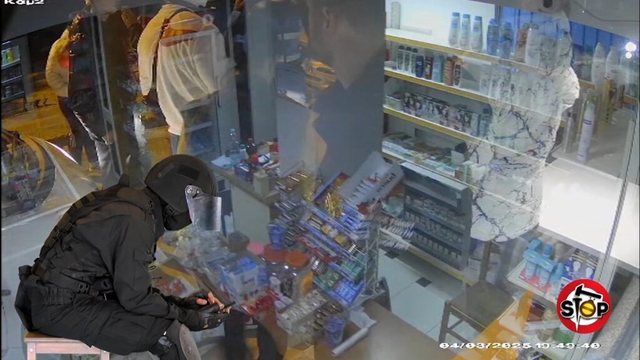 Sarandë, adoleshentët dhunojnë 3 persona në prani të policisë