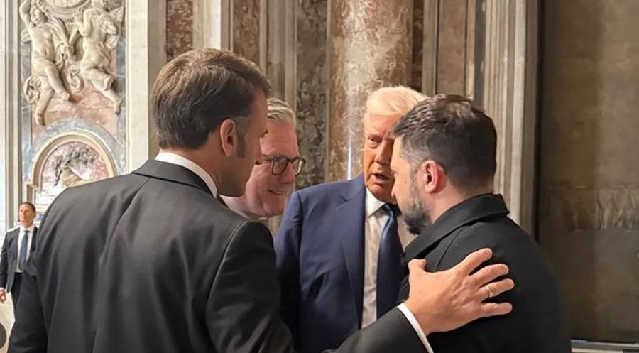 “S’duhet të jesh këtu”, eksperti lexon buzët e Trump dhe Macron nga dialogu në Bazilikën e Shën Pjetrit