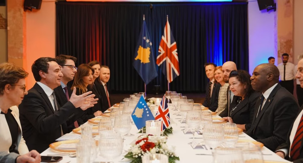 Sekretari i Jashtëm britanik në Kosovë, takim me Kurtin dhe Osmanin, fokusi te forcimi i lidhjeve mes dy shteteve