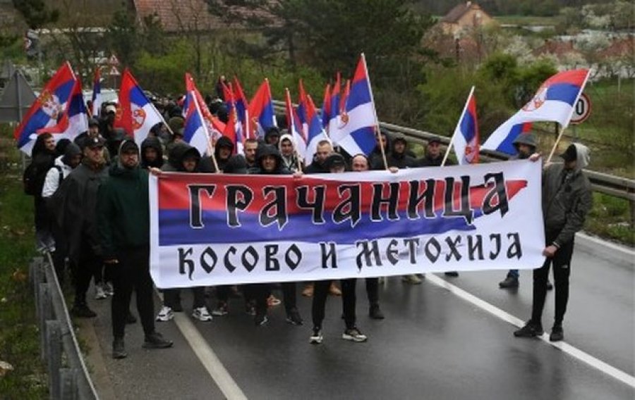 Serbët nga Kosova nisen në këmbë për në tubimin e Vuçiç në Beograd