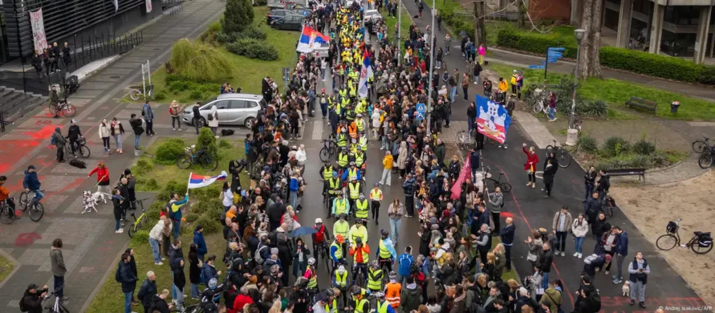 Serbi: Studentë protestues me biçikleta drejt Strasburgut