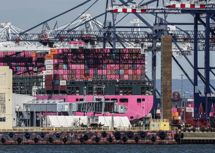 SHBA fillon të mbledhë tarifën e re prej 10% të Trump, duke thyer normat e tregtisë globale