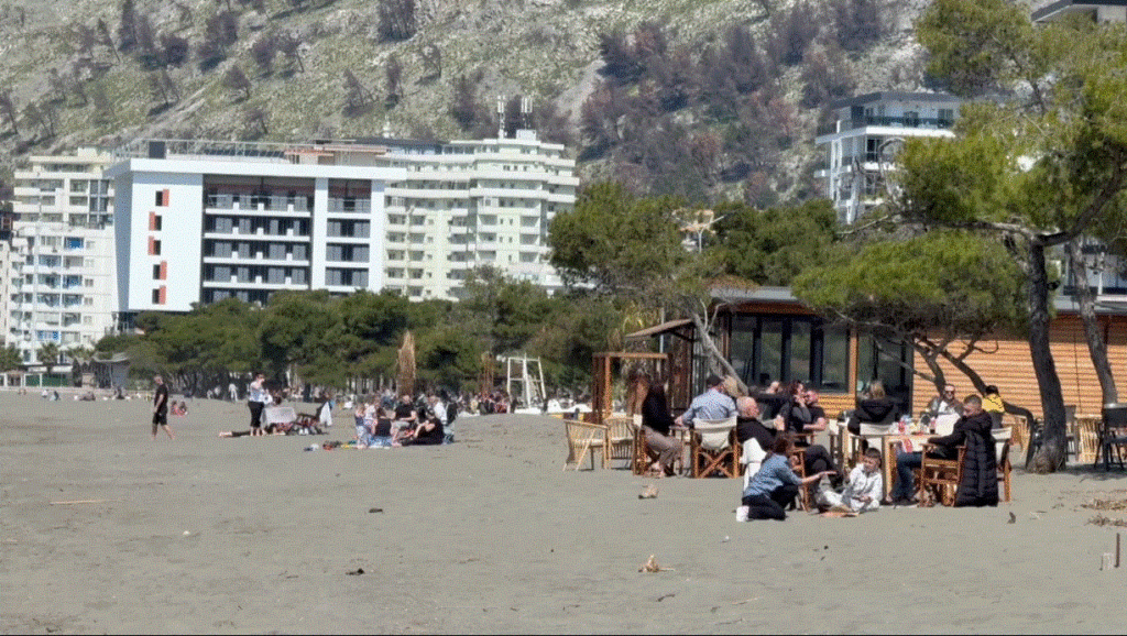 Shëngjini popullohet nga pushuesit/ Dhjetëra qytetarë zgjedhin të kalojnë fundjavën në bregdet
