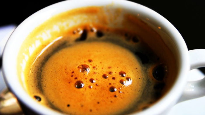 Shenjat që tregojnë se po pini shumë kafe