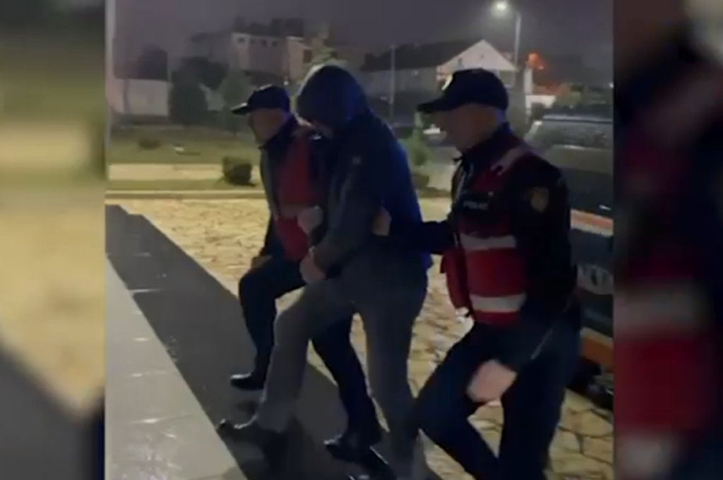 Shiste kokaine në doza, arrestohet 25 vjeçari. I sekuestrohet arma që mbante me vete